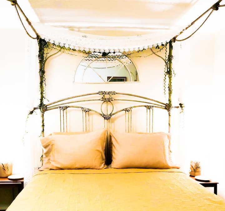 Krevat dopio "queen", SwanSanctuaryCabin në SanctuaryheSwan.com hoteli me qëndrim të zgjatur dhe Aparthotel në rezervatin e vogël dhe privat natyror Eco në Birdsboro, PA