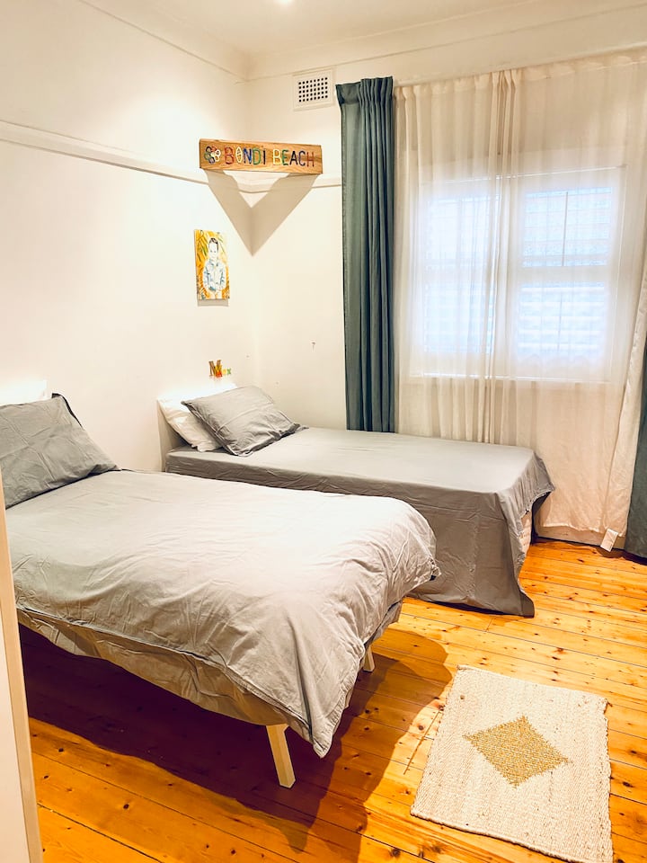 Seconda camera da letto con 2 letti singoli e armadio a muro