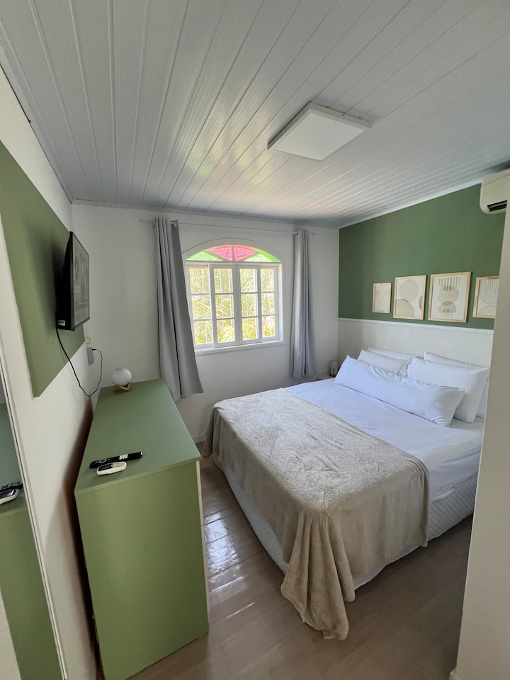 Quarto 3

- Cama Box queen 
- Televizor inteligjent 
- Comoda
- Tavolinë pranë krevatit (2)
- Ajër i kondicionuar me/ kontroll (pa kufi përdorimi)
- Curtinas blackout
- Pasqyrë