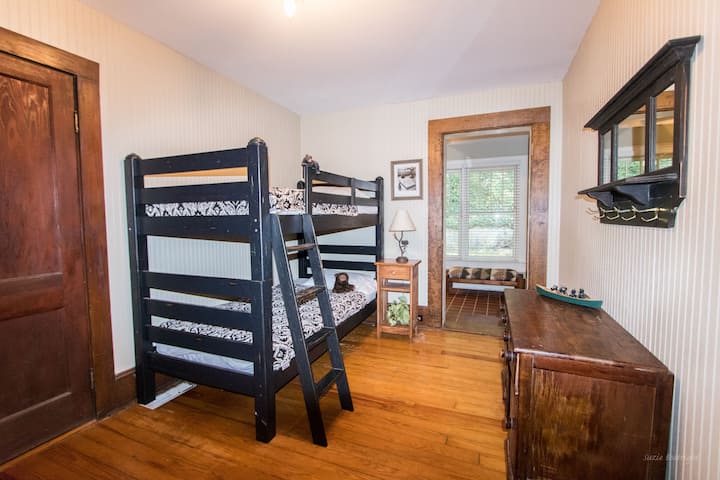 Комплет двокреветни кревети води до собата за сончање