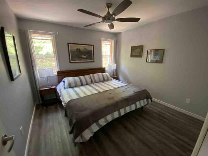 Главна спалня с голямо двойно легло. Насладете се на звуците на птиците сутрин. 