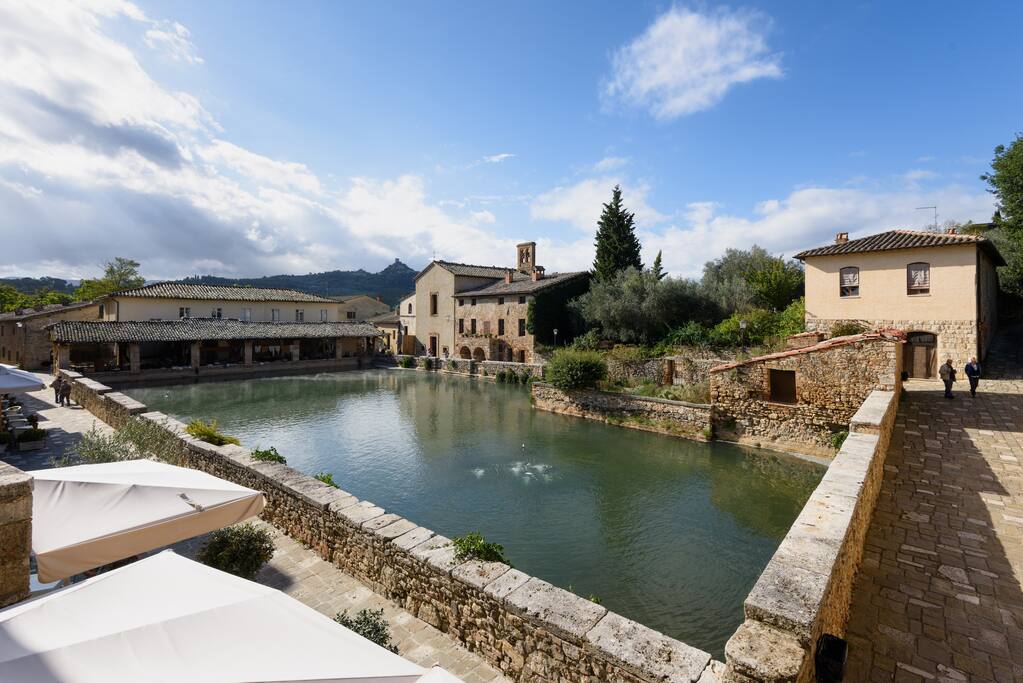La vista sulla piazza d'acqua termale dalle due finestre del soggiorno