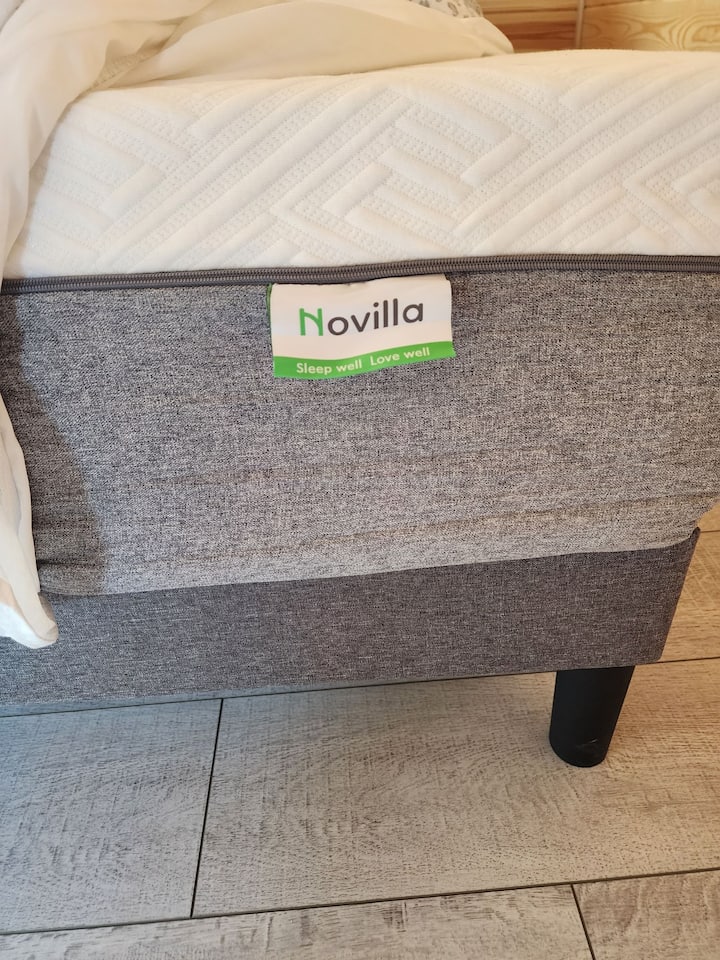 Krevat super i rehatshëm me xhel 12 inç ka gjithashtu një mbulesë të rehatshme bambuje mbi të.