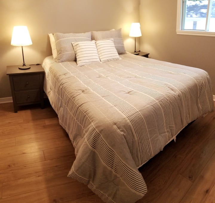 Dhomë gjumi kryesore.
Dyshek i ri dopio "queen ". x2 Jastëkë të fortë dhe x2 jastëkë më të butë për preferenca të ndryshme (në çdo dhomë). Perde të errëta.