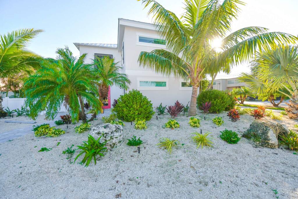 Gorgeous 3 Bed/3 Bath Home - Steps to EVERYTHING