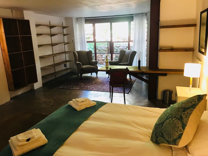 Camera da letto al piano inferiore con accesso al giardino