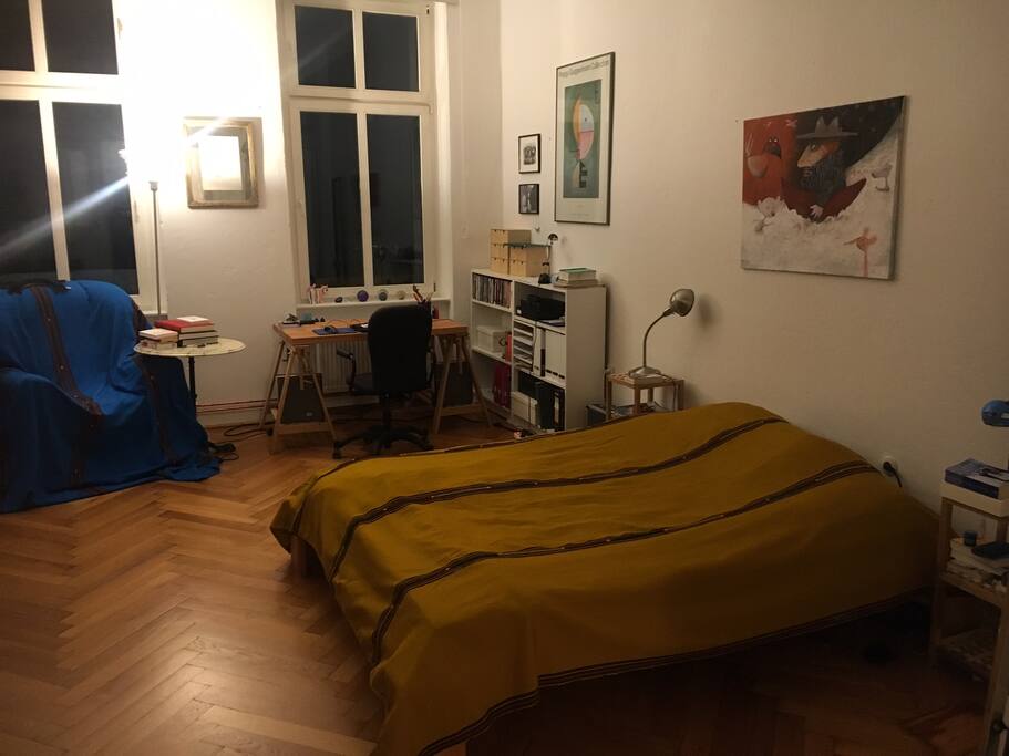 Bedroom A w/queen size bed