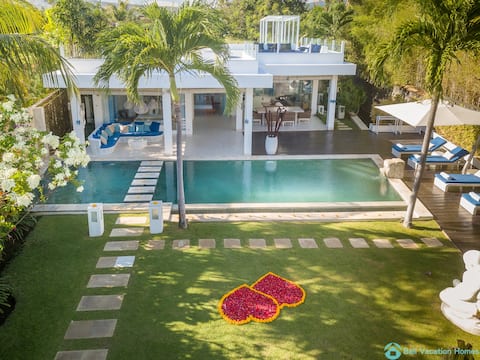 Ocean Beachfront Luxury Design Villa @ Lovina