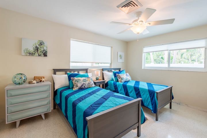 Sovrummet med dubbelsäng är perfekt för barnen och har stor klädkammare.