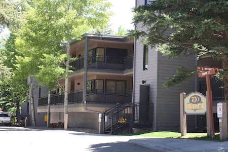 Gorgeous Aspen Condo By Lift #1, Ski In, Parking!
