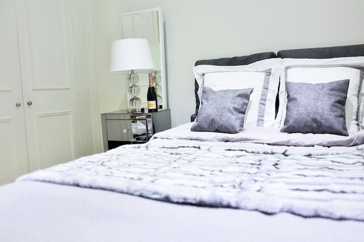 **MINI KNIGHTSBRIDGE STUDIO - NEXT TO HARRODS**