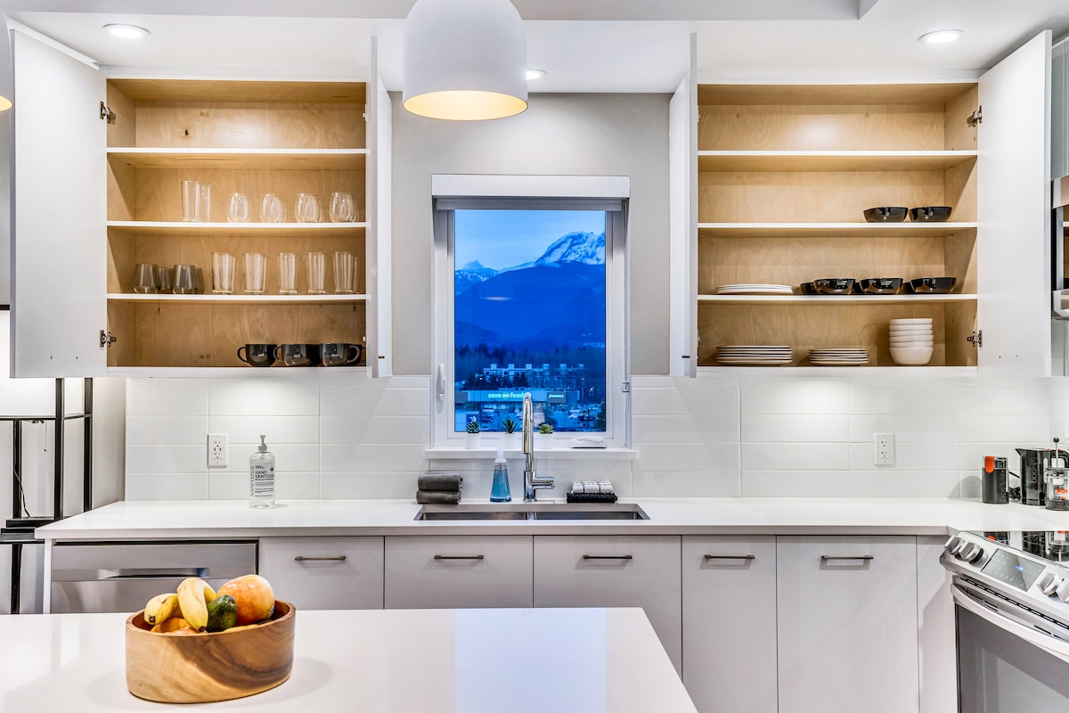 High-End 2BR Penthouse | Scenic Mountain Views