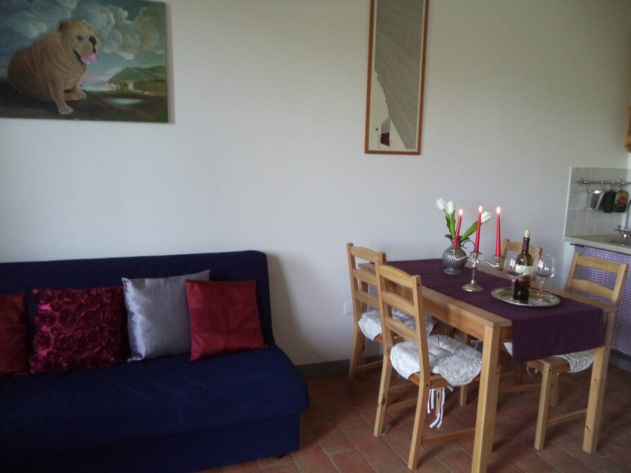 Sala con angolo cottura e divano-letto