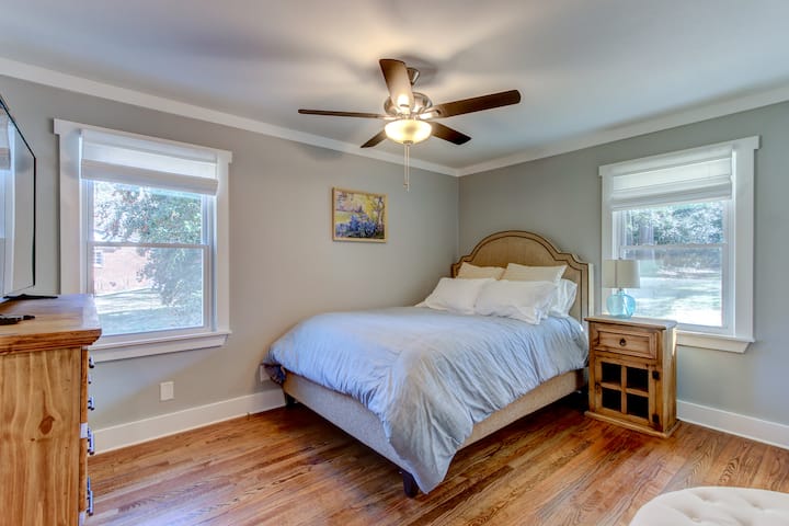 Hlavná spálňa s manželskou posteľou, televízorom a vlastnou kúpeľňou.