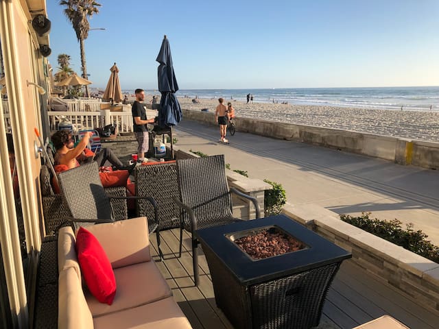 Ocean Front On Beach Sleeps 9/Patio/AC/Parking/2BA