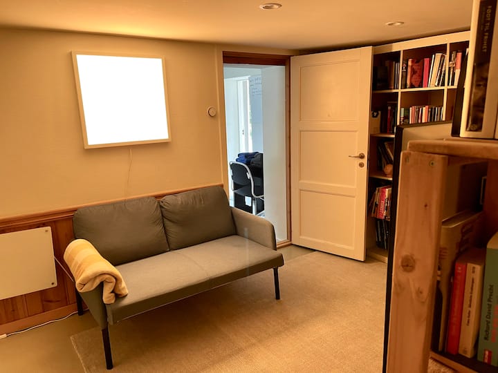 客厅很小，配备电视、苹果电视和恒温器的暖气。 