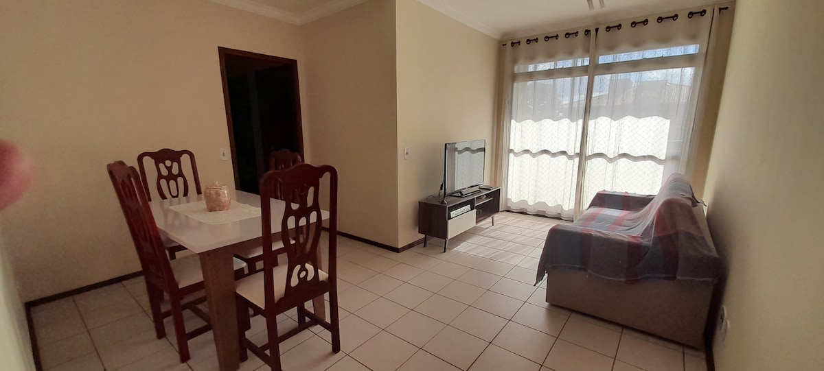 Sebule nzuri iliyo na roshani ya kibinafsi, mazingira mawili (sebule na kula) yenye rafu ya sofa, runinga ya 42'ya LED na DVD yenye sinema za watoto na watu wazima, pamoja na meza ya kulia viti 4 vya juu.