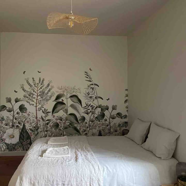 Habitación 7 (comunicada con la habitación 6 pero también tiene una entrada independiente) (1er piso, SDB y WC justo enfrente).