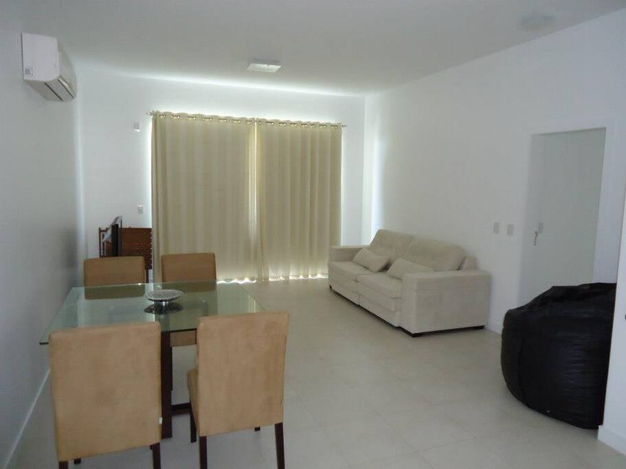Sala e cozinha com Tv e