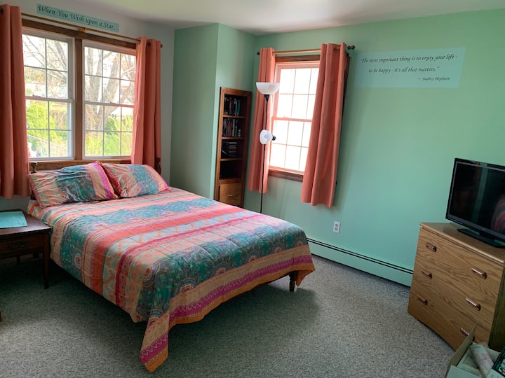 Dormitorio 3. (Habitación 1) Esta es una habitación suite con cama tamaño queen, aire acondicionado.