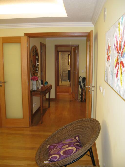 Vista do hall de entrada para banheiro e quartos | View from the hall to the bathroom and bedrooms