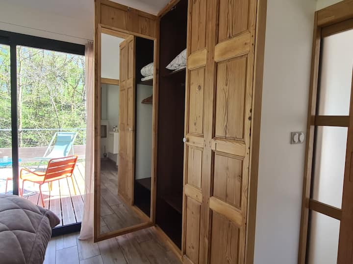 A l'intérieur du placard grands miroirs
