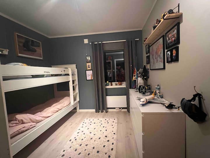 Stapelbed in 2. egt (80x200cm). 2 lades beschikbaar voor het opbergen van kleding.