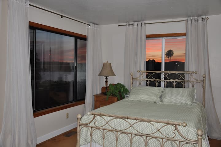 Sunset View - Carquinez Straits - queen size bed