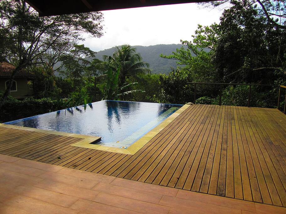 Piscina aquecida com deck
