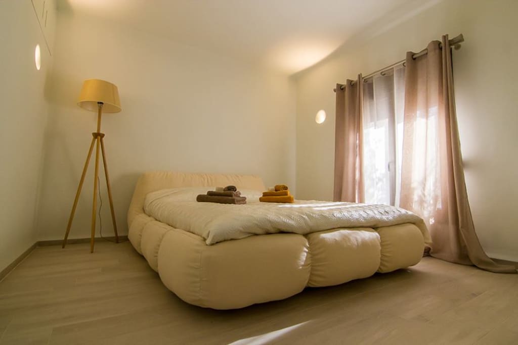Master Bedroom / Queen Size Bed