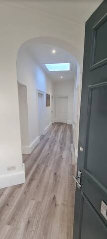 Large 4 bed (sleeps 8) Castle View – refurbished gallery image 4