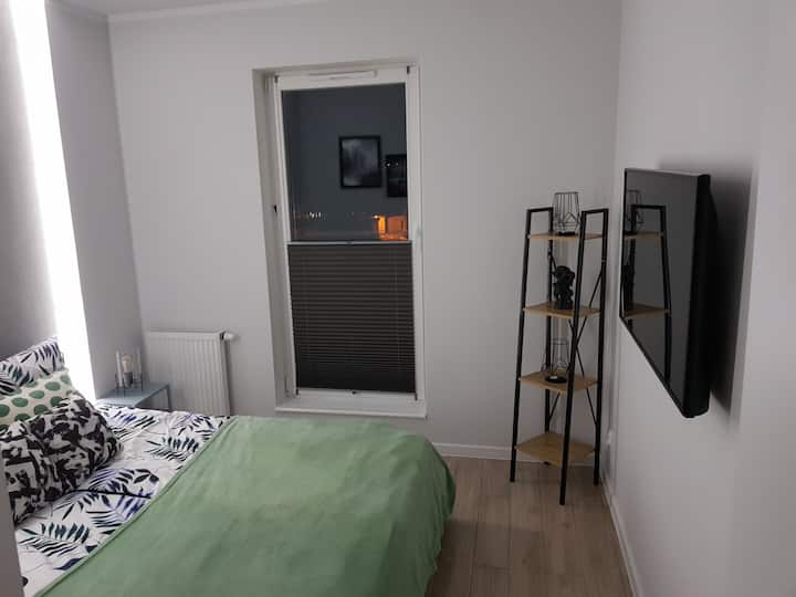 Удобна спална соба со телевизор