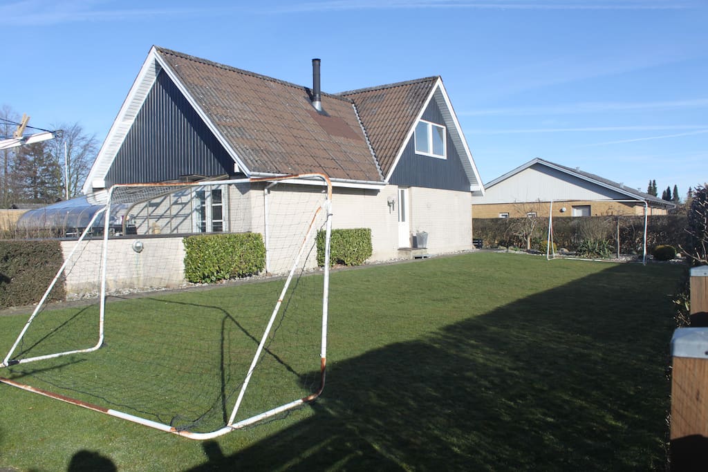 Fodboldbane mod øst