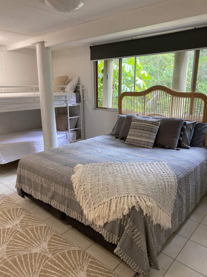 Emana Tree House Studio Noosa Guest suites for Rent in Cooroibah
