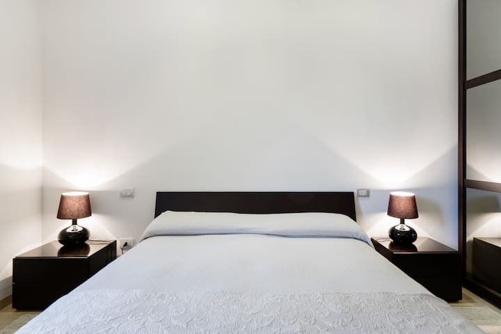 Modern Apartment Next to the Duomo gallery image 2