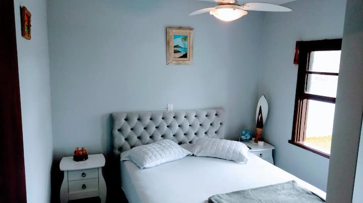 Táto izba má 2 lôžka. Má manželskú posteľ Queen