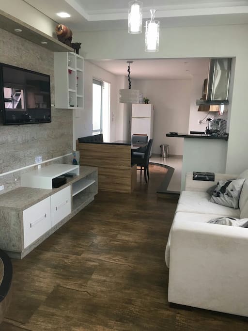 Sala com TV a cabo e ar condicionado