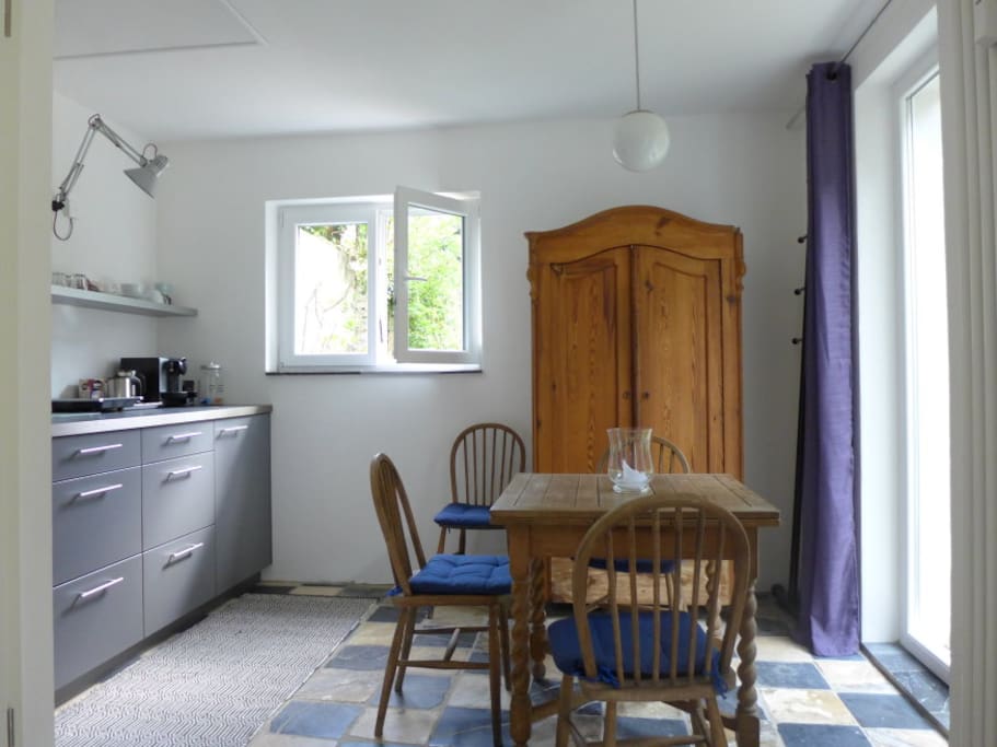 Küche mit Essplatz / Kitchen