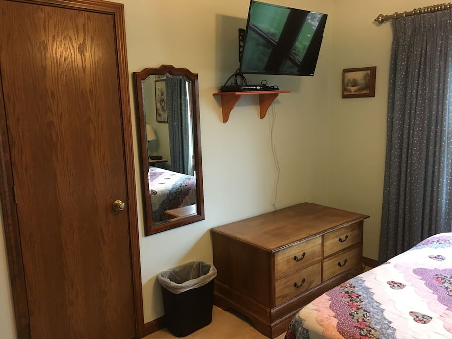 TV, Closet, Drawers or platform for suitcase