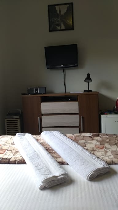 TV, Frigobar e Cômoda