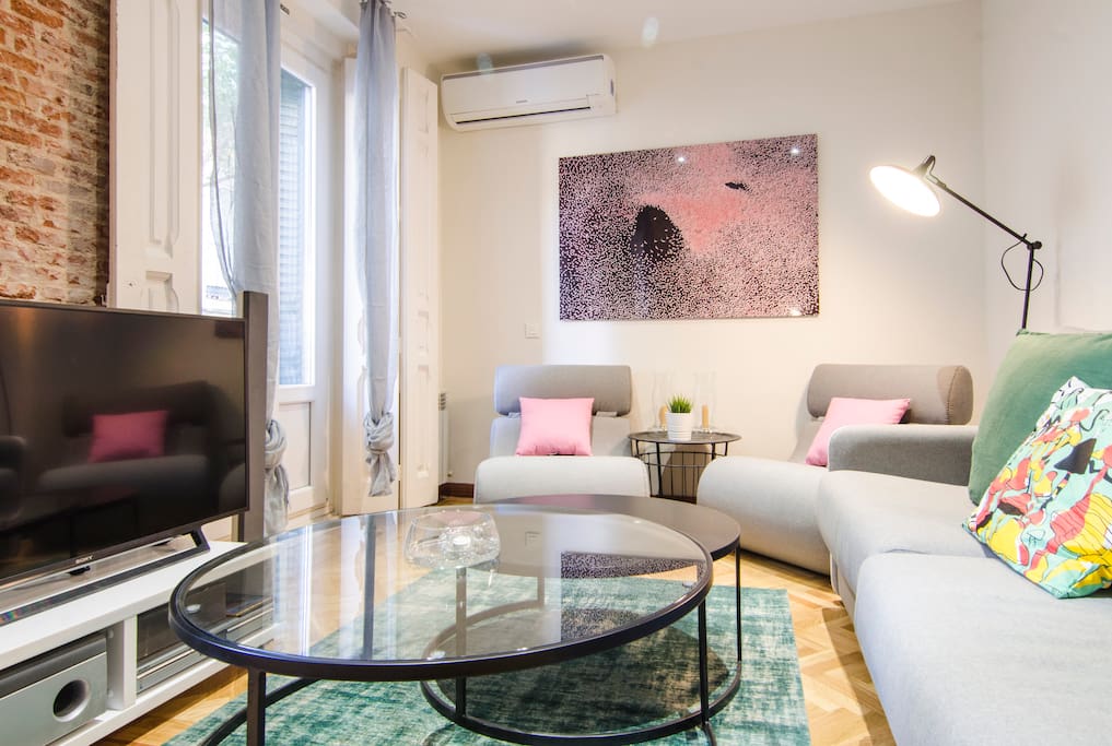 Living room & balcony/ Salón y balcón
