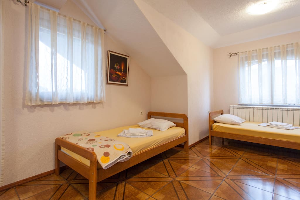 Four - five bed studio - attic - air conditioned.