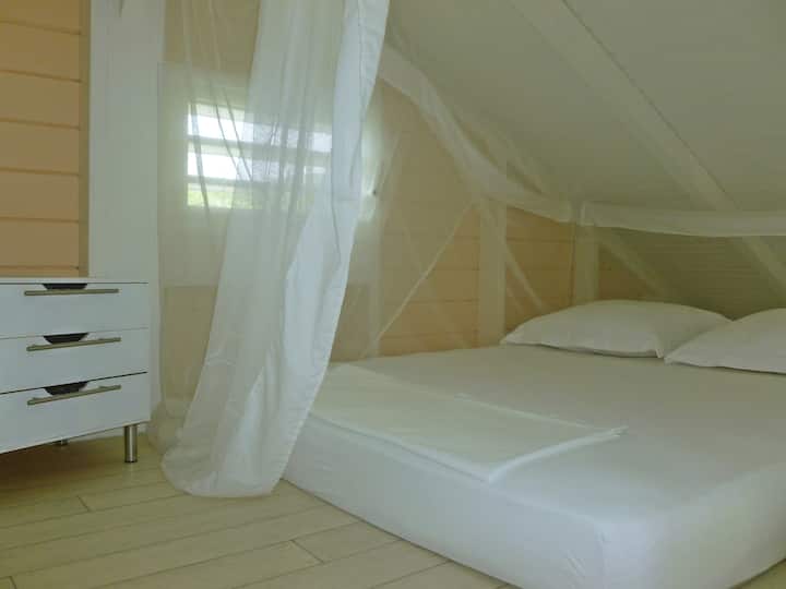 На мезанинот има двоен душек на подот 160 x 200 за децата.