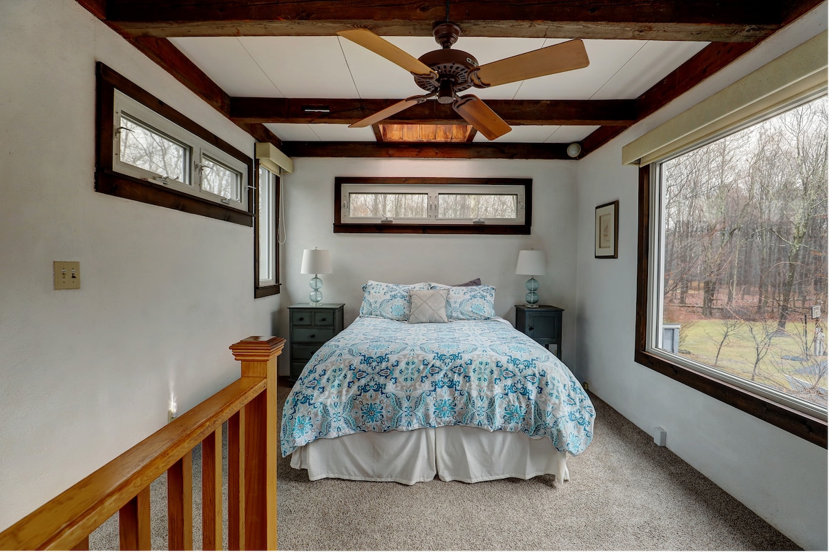 Our "skylight" bedroom, with a queen bed,  just steps up from the den. Sun-filled. Fall asleep to the soothing sounds of the stream. Brand new Tempur-pedic mattress. Choice of soft or firm pillows.
