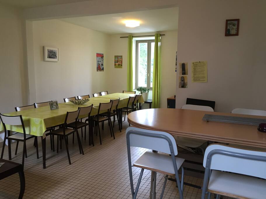 Une salle à manger agréable et conviviale pour se retrouver et se restaurer / The dining room, a friendly and pleasant place to meet and eat.