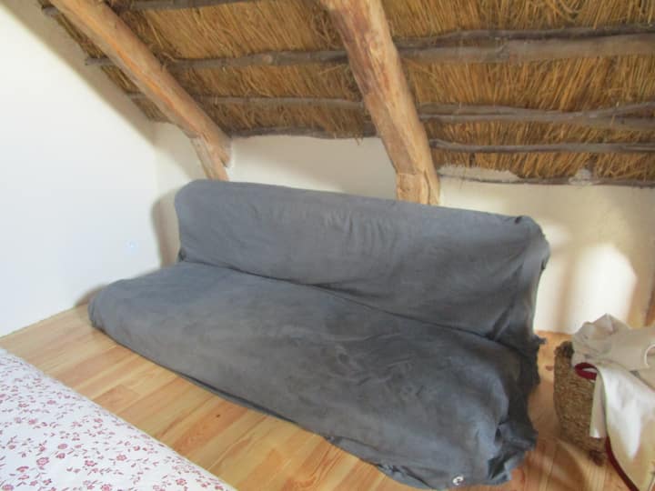 არის ანტრესოლზე, ფაქტობრივად, დედოფლის საწოლთან