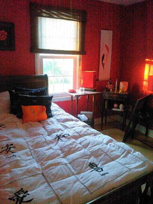 I have 2 single beds and 1 air mattress.