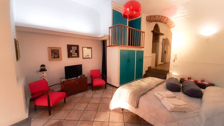 La chambre, avec l'armoire et les fauteuils