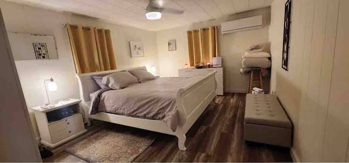 Chumba cha kulala cha pili kina kitanda kipya cha ukubwa wa mfalme, kwenye godoro imara la tempur-pedic .
AC iliyodhibitiwa mbali na kitengo cha kupasha joto ukutani, kamili na shabiki wa dari, kabati na kabati la nguo . Mapazia ya Blackout