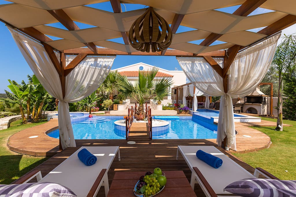 Shaded area with sun beds under the pergola!